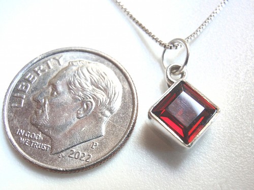 Very small faceted garnet 925 - very,