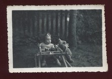 photo ancienne . jouet ancien . enfant ours en peluche