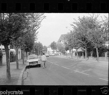 Ville voiture ancienne Peugeot route  - négatif photo ancien 35mm an. 1970
