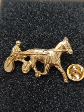 Pin's Pins Pin Enamel 52 MÉTAL DORÉ 2D Cheval "Trot Attelé SULKY Harness"