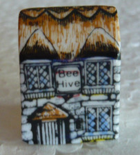 Dé à coudre de collection en porcelaine décoré en forme de chaumière Anglaise