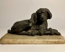 Petit caniche en métal argenté, Sculpture. Base en marbre. 1900.