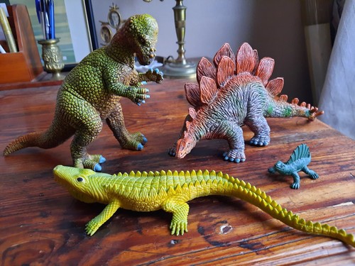 Lot jouets dinosaures - , +