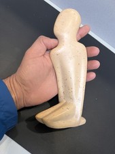 statuette sculptée en pierre