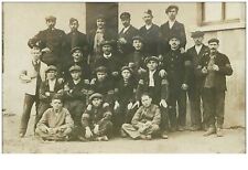 A IDENTIFIER.n°12419.CP PHOTO.HOMMES ET ENFANTS AVEC BRASSARDS.CACHET AU DOS.