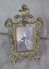 BEAU PORTE-PHOTO en bronze, à décor de chérubins.