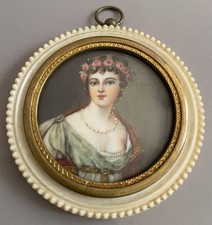 Noble XIXe portrait miniature femme élégante avec collier sculpté couronne fleur