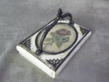 JOLI PRESSE-PAPIER ancien, en bois avec décor de broderie.
