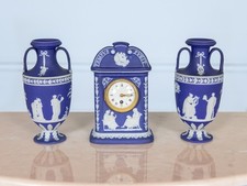 Titre : Garniture Wedgwood en jaspe bleu — horloge « Tempus Fugit » et paire de
