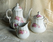 Ensemble cafetière, sucrier et pot à lait (6 tasses offertes).