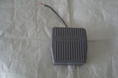 Machine coudre pedale avec - a,