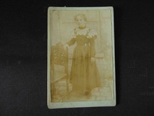 Photo cabinet ( 16 x 11 cm ) " Jeune fille qui porte une robe à bretelles "