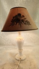 Lampe de table pied en marbre blanc , abat jour décor de fleurs séchées