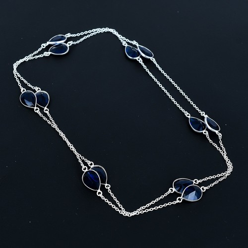 Collier bijoux fait - , main