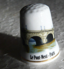 Dé à coudre de collection en porcelaine décoré du pont Neuf à Paris