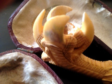 ANCIENNE PIPE EN ÉCUME DE MER SCULPTÉE, AVEC SON ÉCRIN