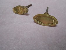 2 Anciennes Poignées de porte en bronze laiton stylisés avec carré