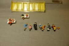 HO, Lot divers personnages assis, bancs + enfants !!!