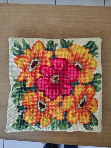 Coussin brode main