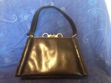 Très joli sac a main en cuir noire et métal chromé années 40,50 très rétro