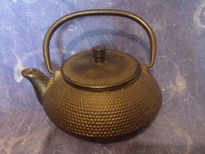 Jolie théière japonaise en fonte noir décore perlé XX ème