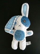 *. DOUDOU PELUCHE TAPE A L'OEIL LAPIN BLANC BLEU ETOILES CROIX EXCELLENT ETAT