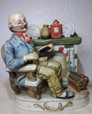Statuette figurine En Porcelaine Homme Lisant Devant La Cheminée