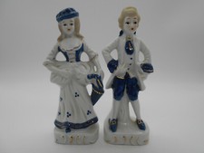 PAIRE DE FIGURINE JEUNE COUPLE  EN PORCELAINE BLANCHE & BLEUE ALLEMANDE