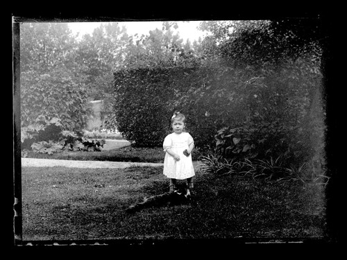 T069 petite fille dans un - petite,