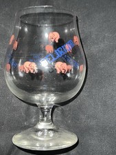 Verre à bière sur pied