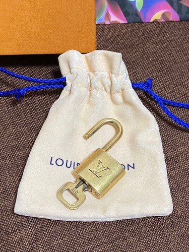 Cadenas louis vuitton doré - vuitton,