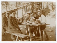 PHOTO SNAPSHOT, picnic pique-nique lunettes pain 2 couples canotier barbe forêt