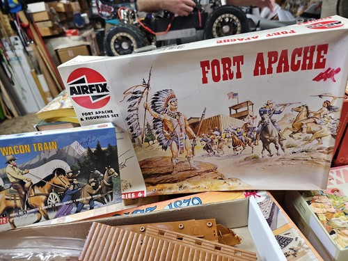 Fort apache figurines set - fort,
