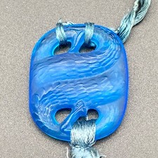 Un pendentif serpent en verre bleu de R.Lalique .