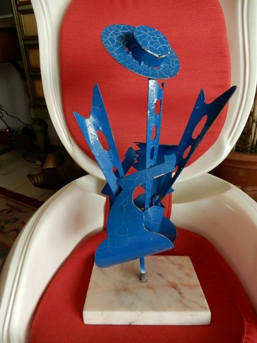 Sculpture fer peint - -, socle