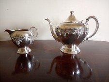 Théière et sa verseuse en métal argenté Old English de style Victorien Poinçons