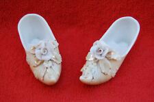 PAIRE DE CHAUSSURES MINIATURE EN  " BISCUIT " , PORCELAINE ANCIENNE