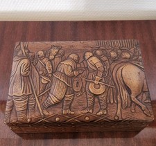 Vintage Boîte Bois Effet Cuir Décor Médiéval en Relief – Rangement 10 Cigarettes