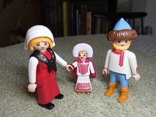 PLAYMOBIL 1993 et 1996 - Famille de paysans russes en habit traditionnel de fête