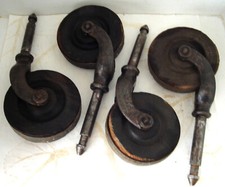 4 Anciennes roulettes de chariot industriel en métal & bois 1900 