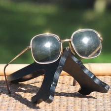 Paire de lunettes de vue monture en métal doré vintage