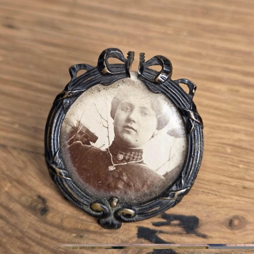 Pendentif portrait vers - , 1920