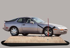VEHICULE DE SPORT PORSCHE 944-01 EN HORLOGE MINIATURE SUR SOCLE