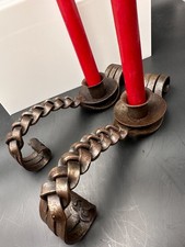 PAIRE DE BOUGEOIRS ART DÉCO EN FER BATTU TRÉSSÉ