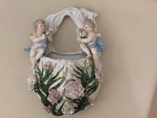 Meissen XIXème Vase ou bouquetière porcelaine décor de putti et fleurs ht23cms