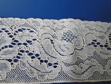 Ancienne dentelle brodée - , sur