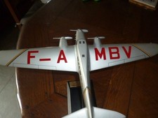 Maquette avion Jean Mermoz COUZINET 70n01 arc en ciel 40 cm sur 26 cm  sur socle