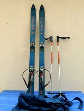 SPORT/VINTAGE 1 PAIRE DE SKIS ROSSIGNOL POUR JUNIORS + 1 COMBINAISON BLEU DE SKI