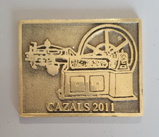PLAQUE LAITON - CAZALS 2011 - RASSEMBLEMENT MOTEUR STATIONNAIRE - 8.5*7CM