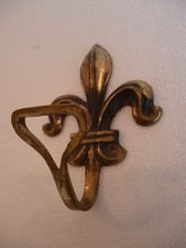 PATERE EN BRONZE EN FLEUR DE LYS - 16 CM